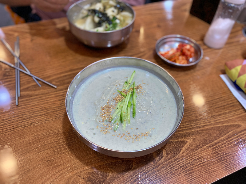 검은콩으로 만든 콩국수
