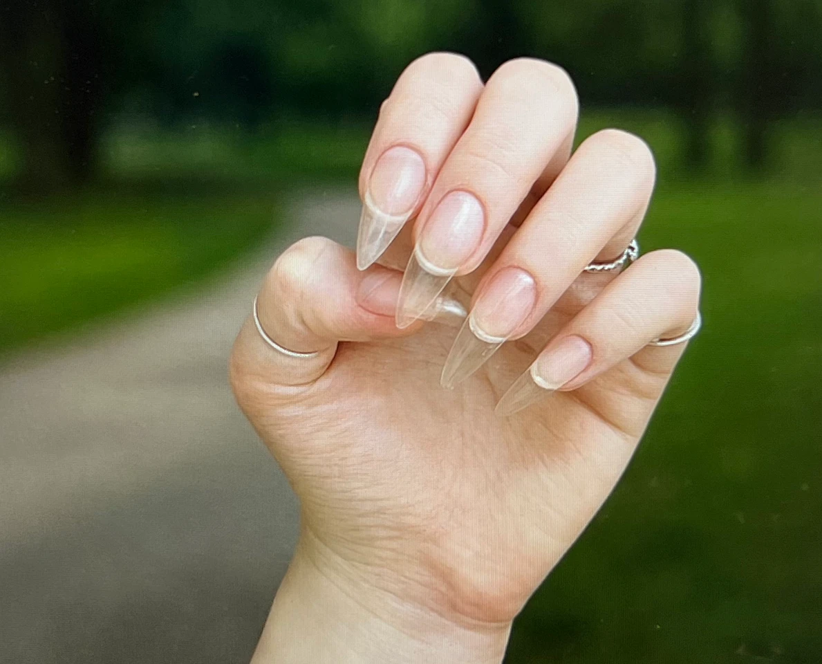 네일팁-글루-제거-하는법-알려주기-위해-찍은-손-사진