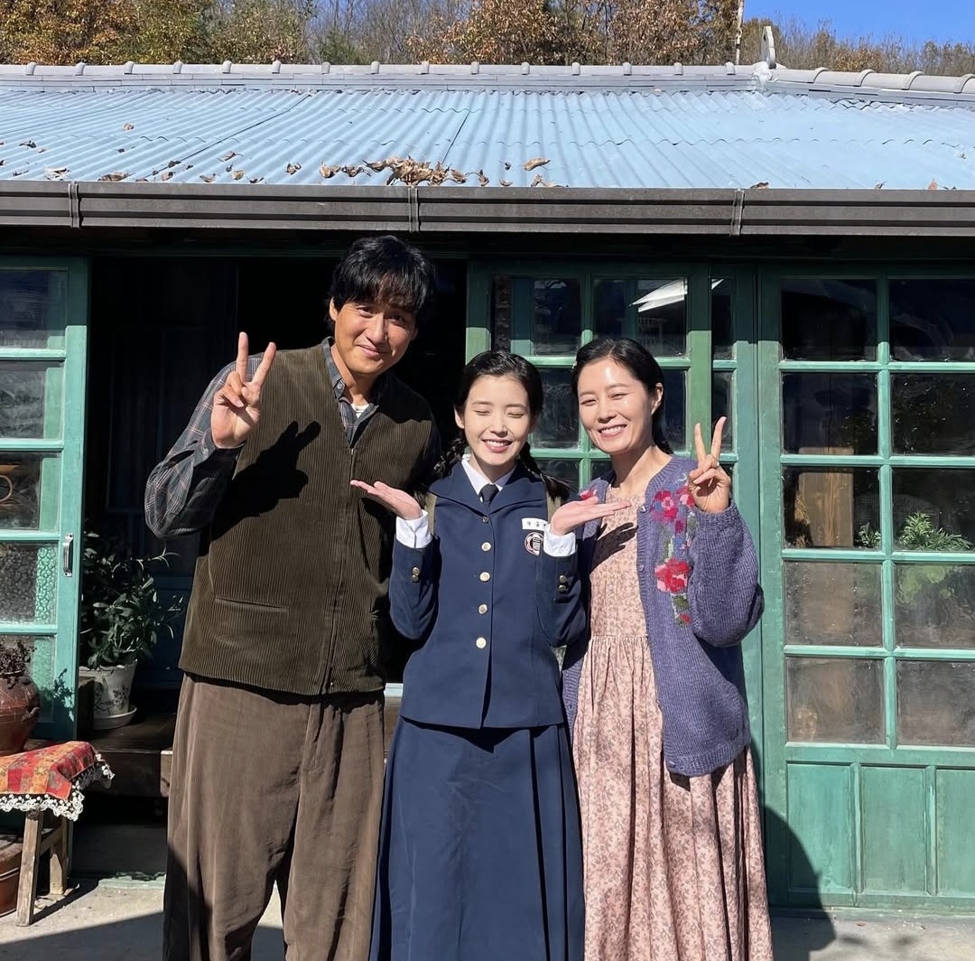 금명과 관식, 애순이 활짝 웃으며 찍은 사진