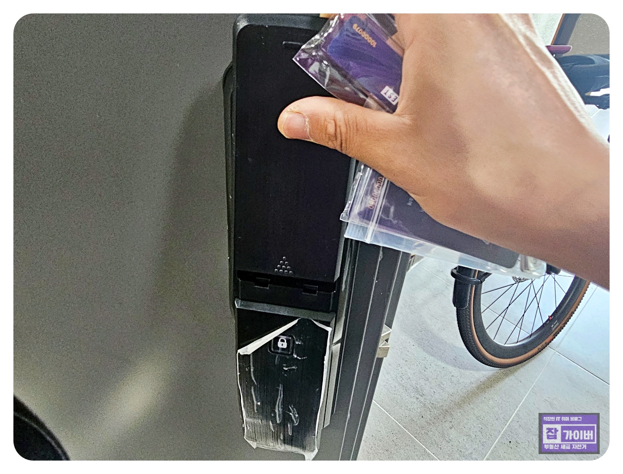 도어락 실내측 커버를 열었을 때 보이는 버튼과 배터리 구성