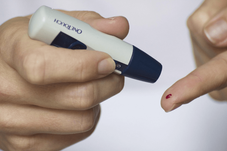 스스로 혈당 측정 중