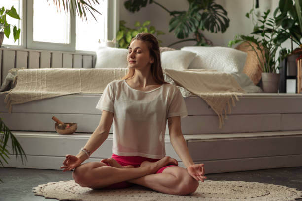 디지털 디톡스를 실천하며 스마트폰 없이 평온한 아침을 명상으로 시작하는 사람의 모습