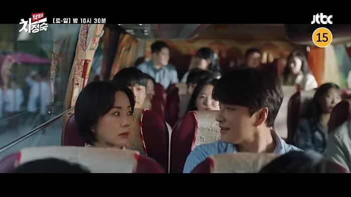 의료-봉사-가는-버스-안-차정숙과-로이킴-앉아서-대화-하는-모습