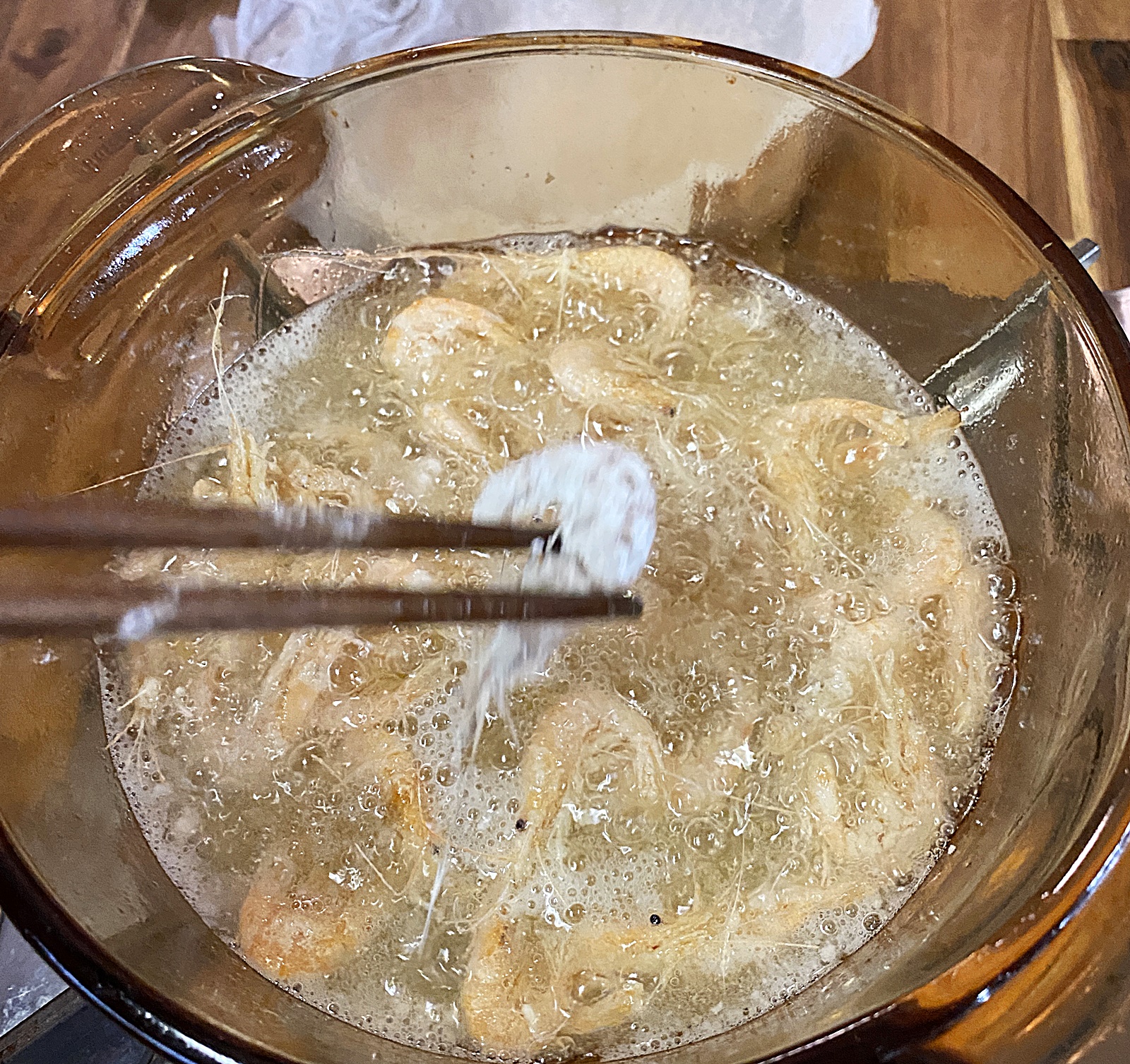 민물 새우 튀김 한 마리씩 넣기