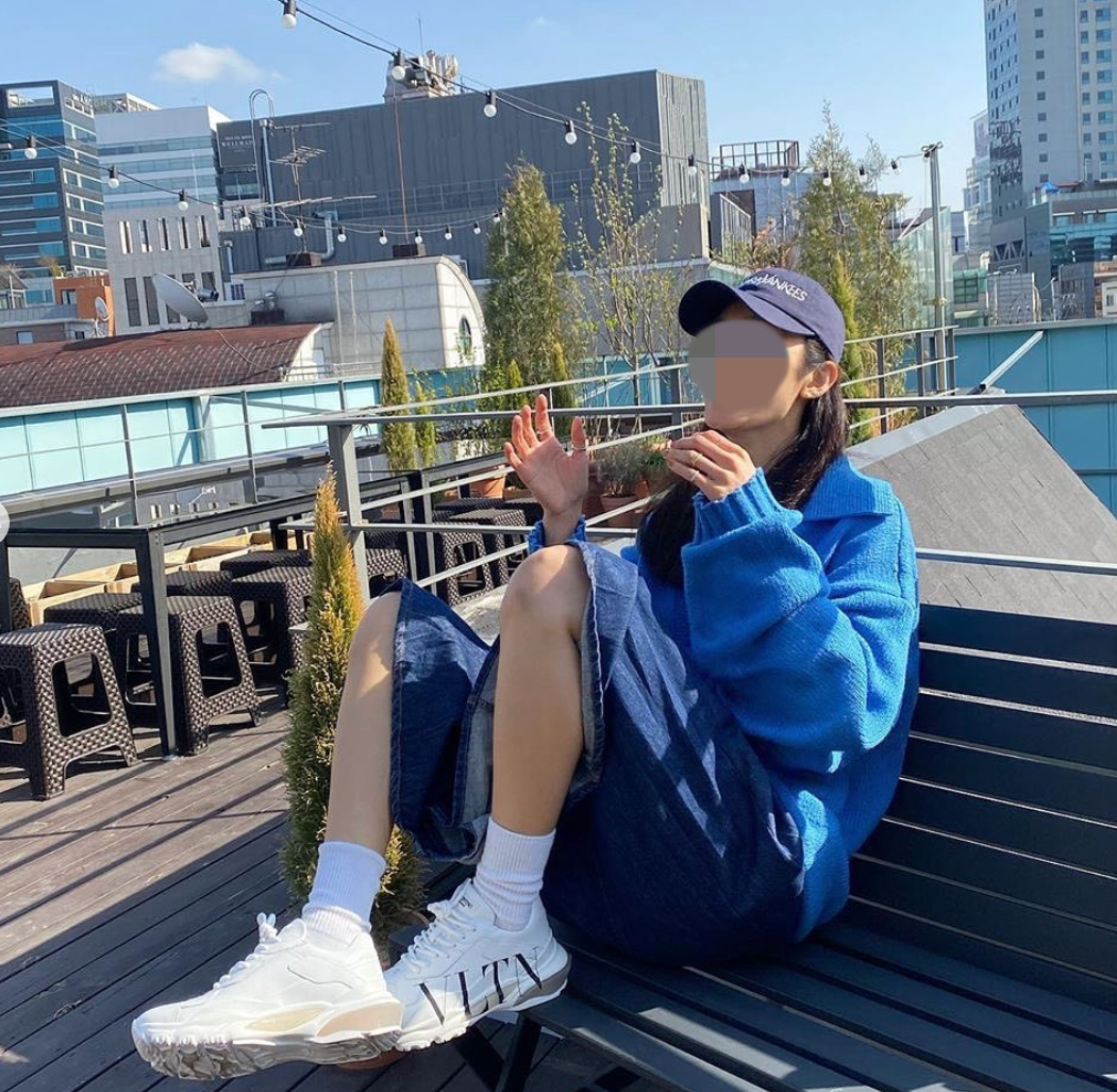 곽지영 모델 착용한 발렌티노 바운스 스니커즈 사진