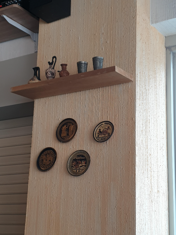 기둥에 장식되어 있는 동 주전자&amp;#44; 컵&amp;#44; 접시 들