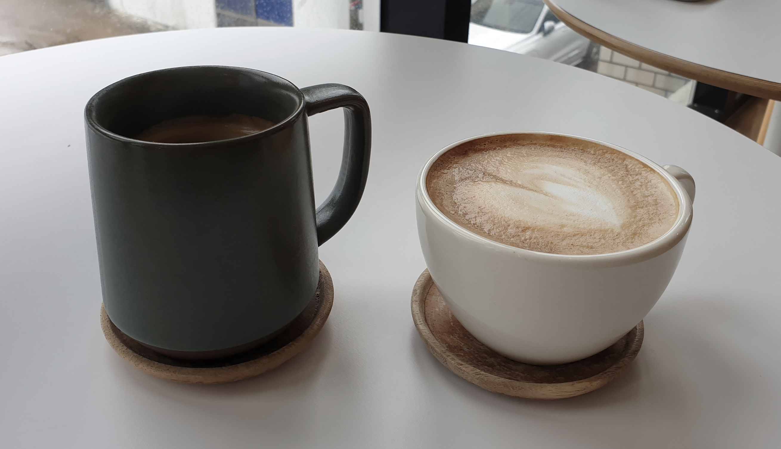 블랙커피와 라테의 모습