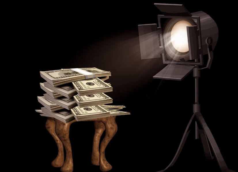 돈뭉치를 비추고 있는 모습