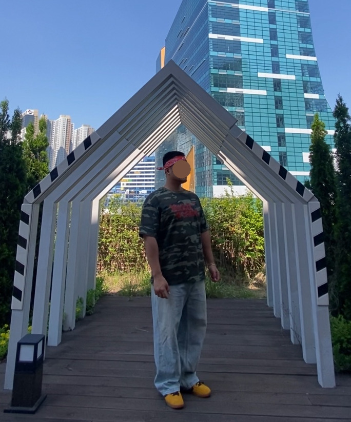 데일리룩('26. 5. 30.)더 노스페이스 반다나 페이즐리 오렌지, 벤힛 카모 카모플라쥬 반팔 티셔츠, 에러스익셉티드 연청 데님팬츠, 컨버스 올스타 클래식 트레이너 옥스 스웨이드