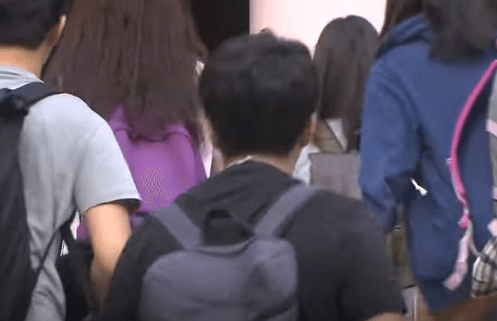 등교하는 학생들 뒷모습