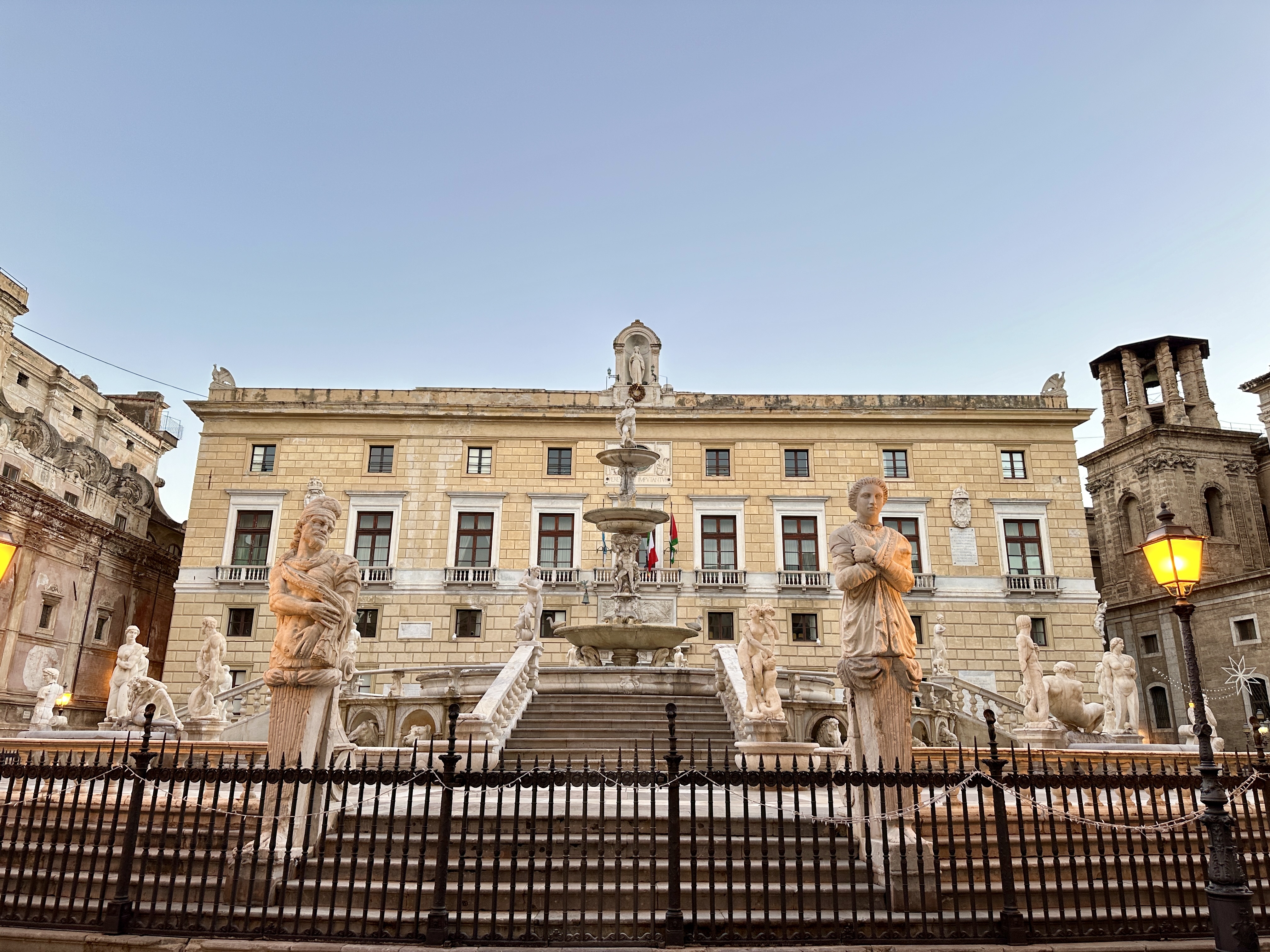 프레토리아 분수와 팔레르모 시청