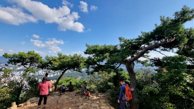 푸른하늘, 흰구름, 명품 소나무, 6사람, 쉼터(전망대) 풍경, 셋은 앉아 있고, 셋은 서 있고,