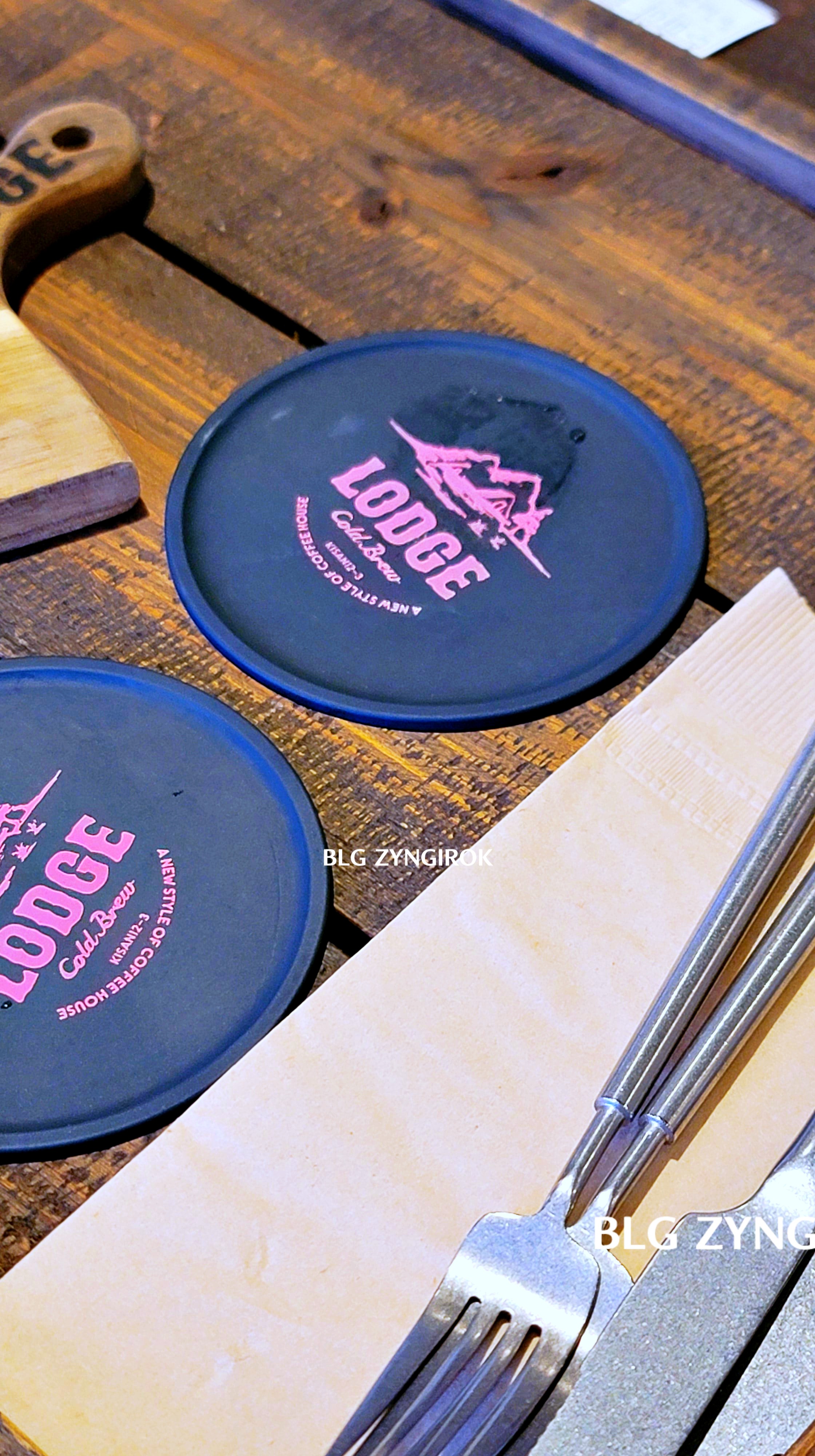 양주 카페 럿지 LODGE 컵받침 모습이다.