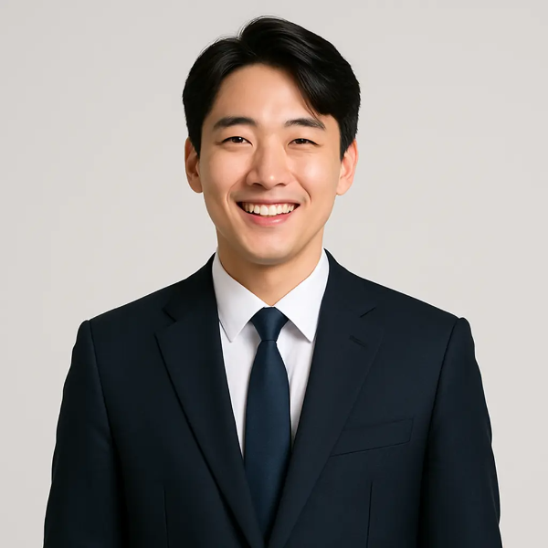 정장을 입고 밝게 웃는 청년 남성의 텍스트 없는 인물 이미지