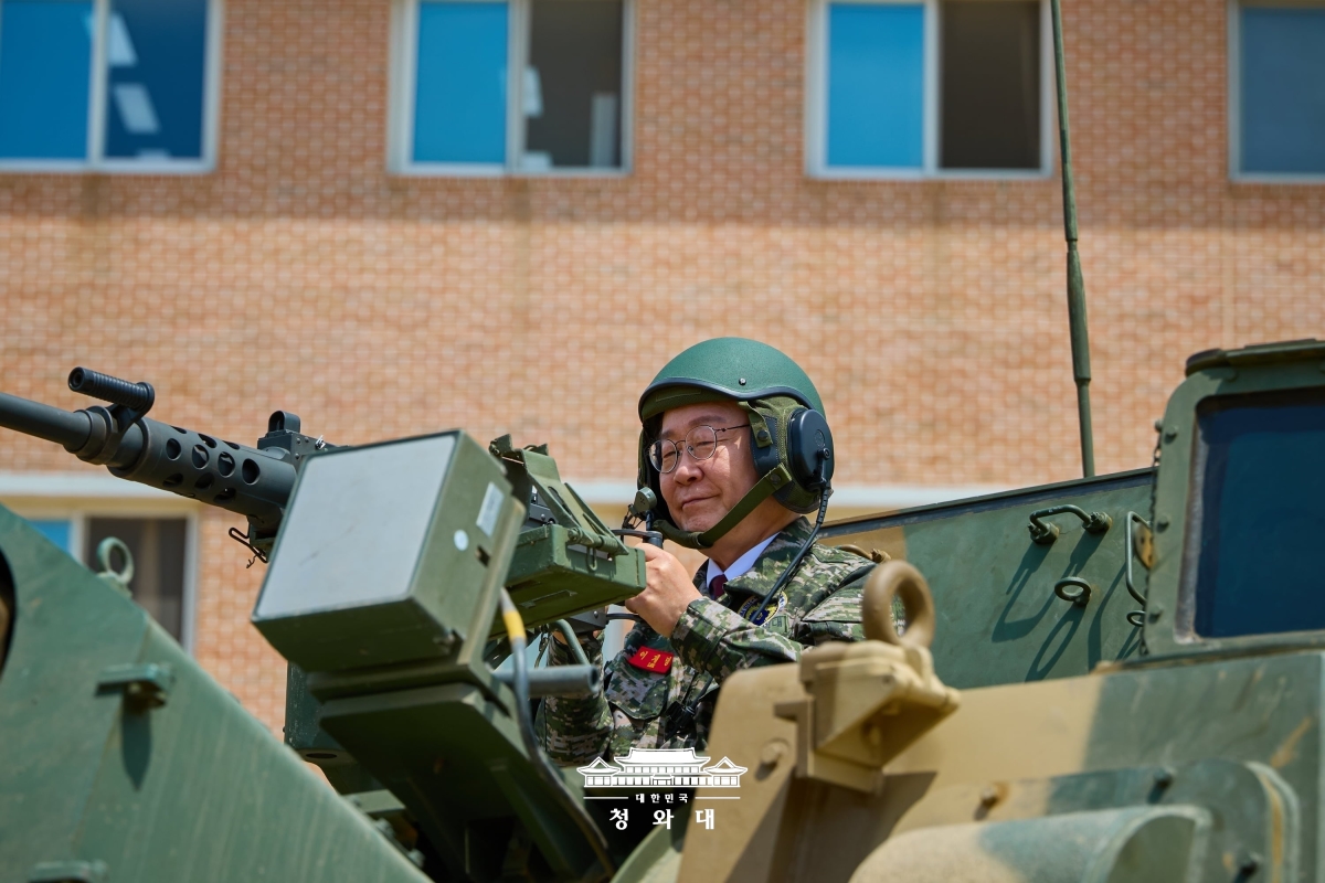 24일 인천 옹진군 해병대 연평부대를 찾아 K9A1 자주포에 올라 K6 기관단총을 잡고 있는 이재명 대통령 [사진춮처=청와대]