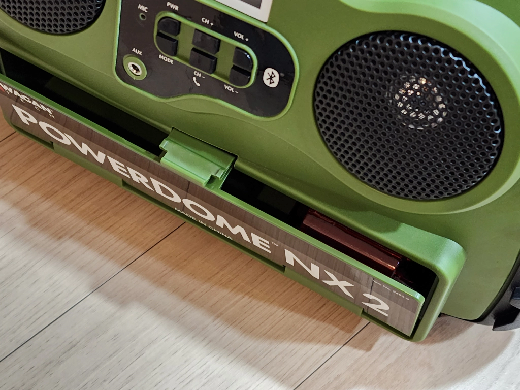 자신없으면 스피커 하단 공간에 보관