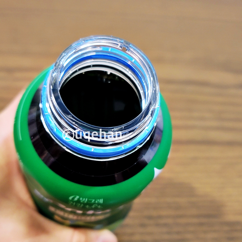 빙그레 아카펠라 그린빈 다이어트 커피 350ml 제품 뚜껑을 열어 내부에 커피가 들어있다.