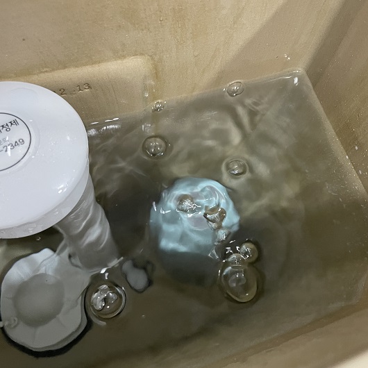 변기-수조에-잘-가라앉은-변기-세정제-에서-기포가-나오고-있다.