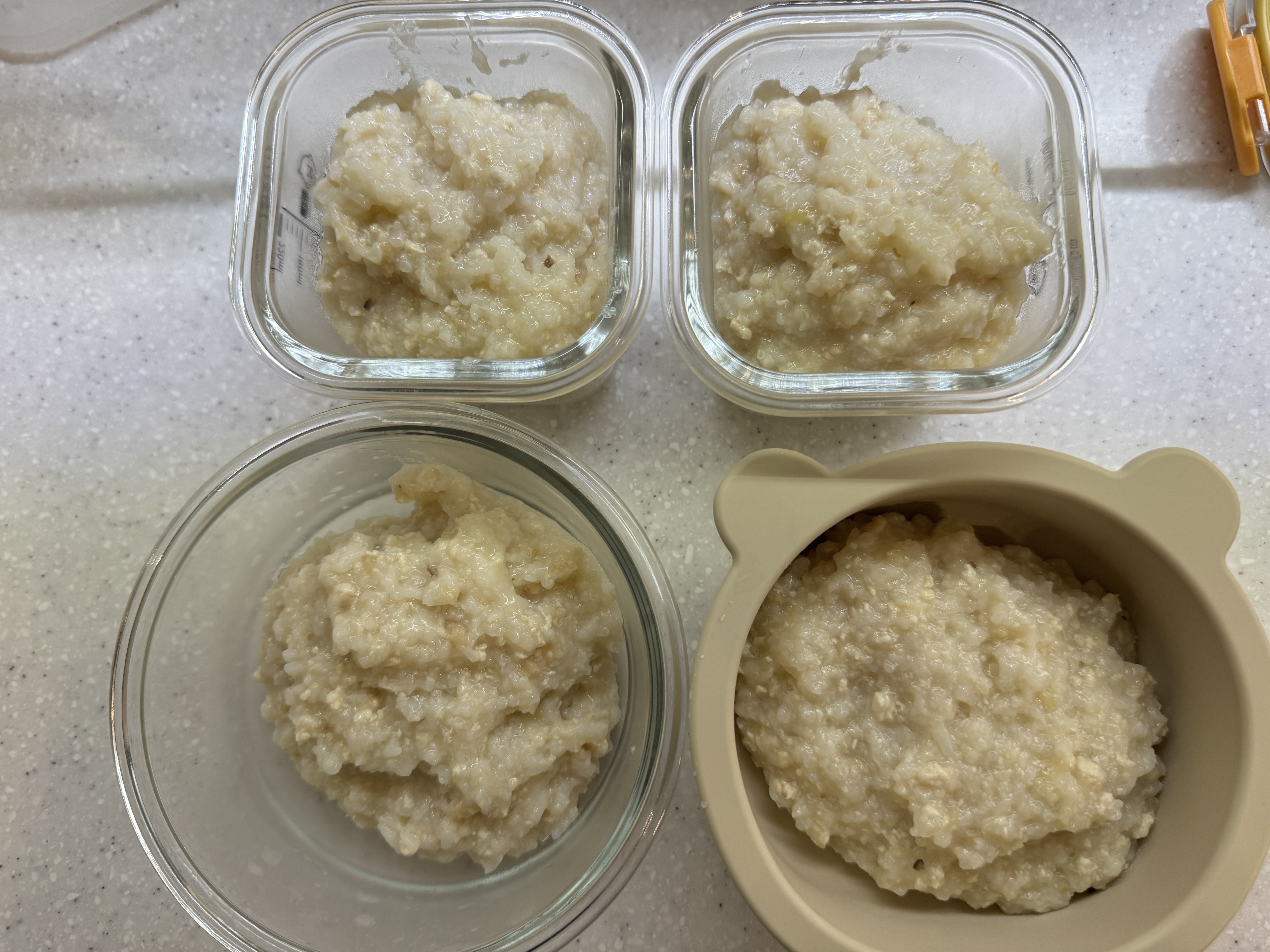 닭고기새송이버섯고구마 죽을 소분한 사진