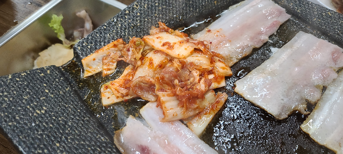 황금대패삼겹살 가격표 저렴한고기 정직한식당 대패삼겹살 먹음직스러운 대패삼겹살 한쌈 냉삼 냉동삼겹살 불판세척 냉동삼겹살굽기시작 김치볶음