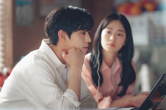 배우 안효섭과 전여빈이 넷플릭스 시리즈 &#39;너의 시간 속으로&#39;(감독 김진원/ 원작 &#39;상견니&#39;)에서 열연을 펼치고 있다. [사진=넷플릭스]