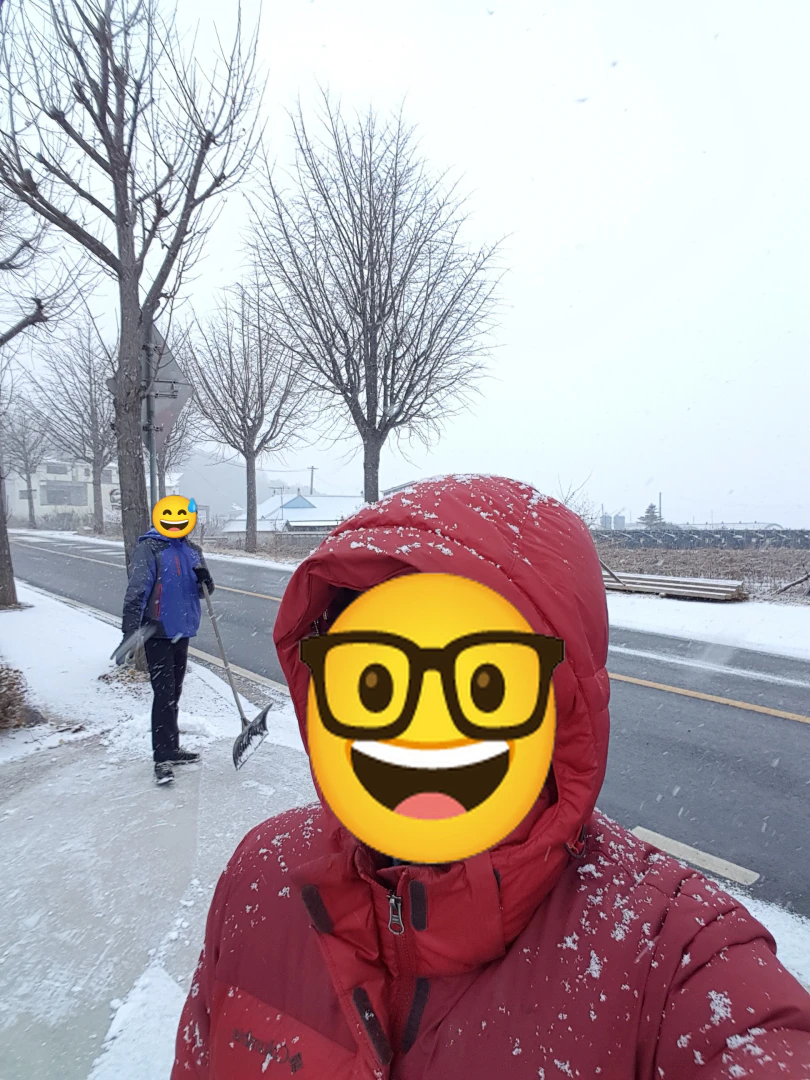 눈 오는 겨울날의 농촌 풍경