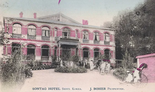 손탁호텔은 단순한 숙박 시설이 아니라, 사교 모임, 연회, 공연 등 다양한 행사들이 열리며 외교 활동과 사회적 교류의 중심지로 기능했습니다.