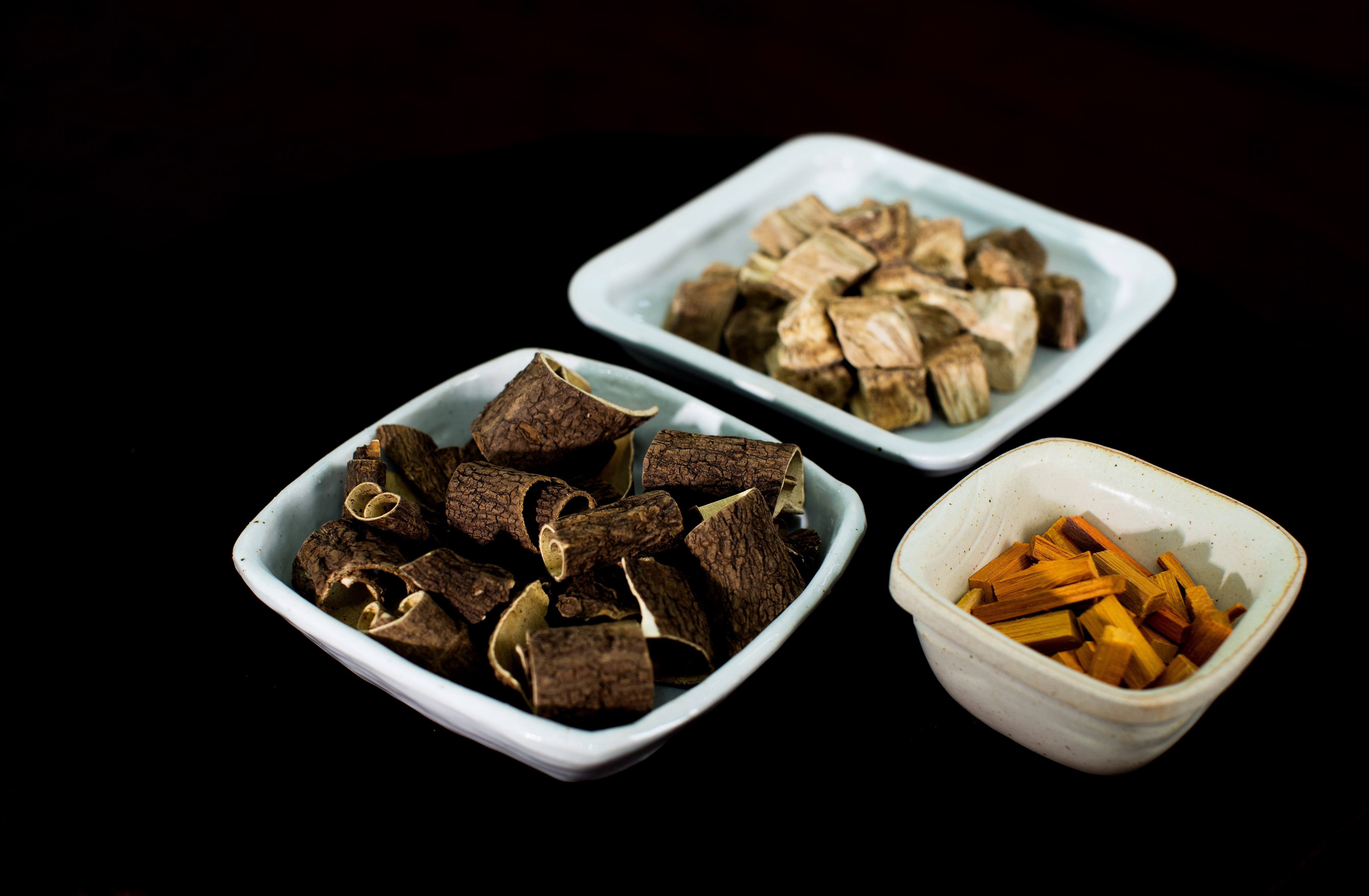 3개의 다른 그릇에 각각&#44; 오가피&#44; 갈근&#44; 소목이 가득 담겨져 있는 사진 - 태양인(太陽人)에게 맞는 음식