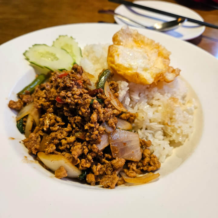 팟카파오무쌉-다진-돼지고기가-올라간-태국식-덮밥이다