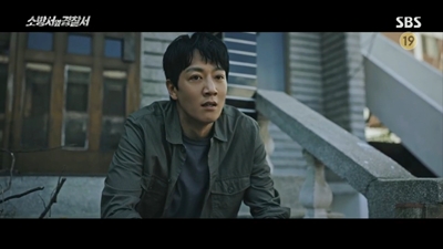 자신이 예전 살던 집 계단에 앉아서 깊은 생각에 빠진 진호개