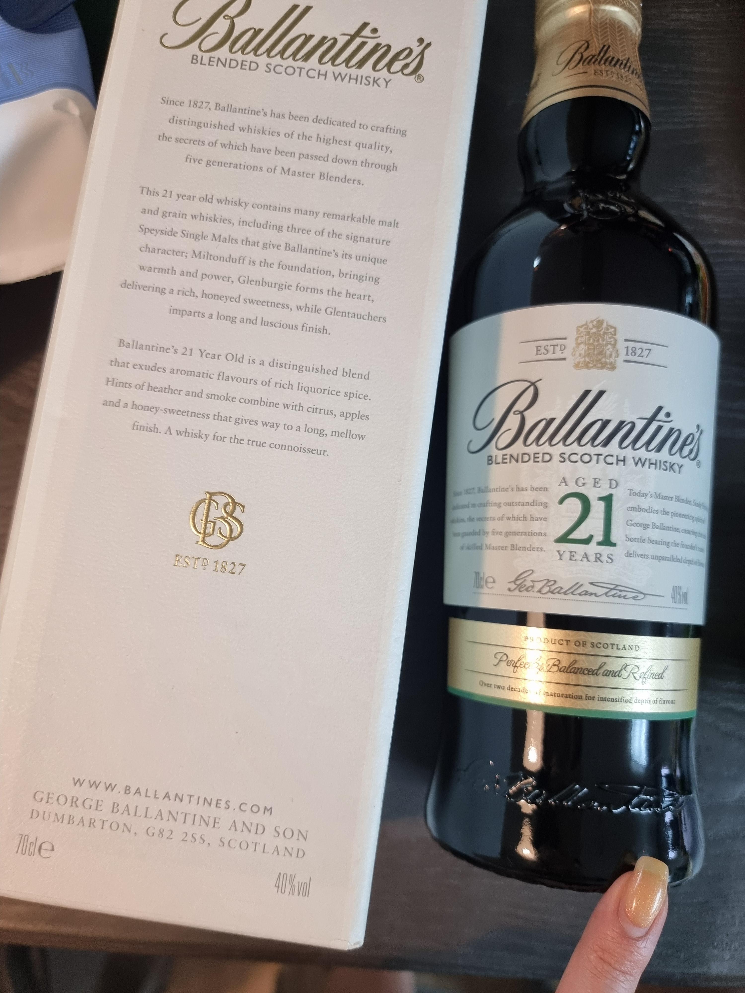 발렌타인 21년(Ballantine’s 21 Years Old) hard case.