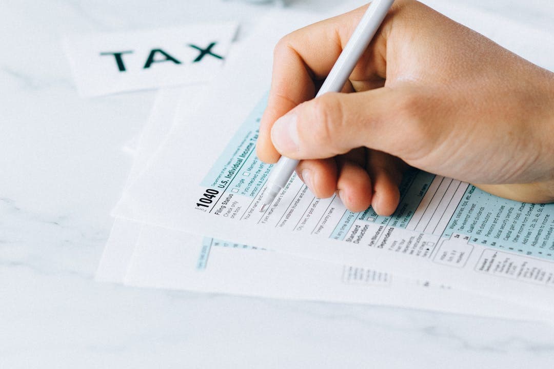 TAX 서류를 작성하고 있는모습