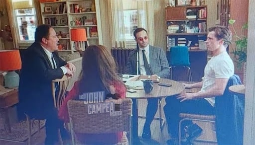 함께 의자에 앉아 있는 스파이더맨과 데어데블 메이 숙모 아이언맨 비서의 모습