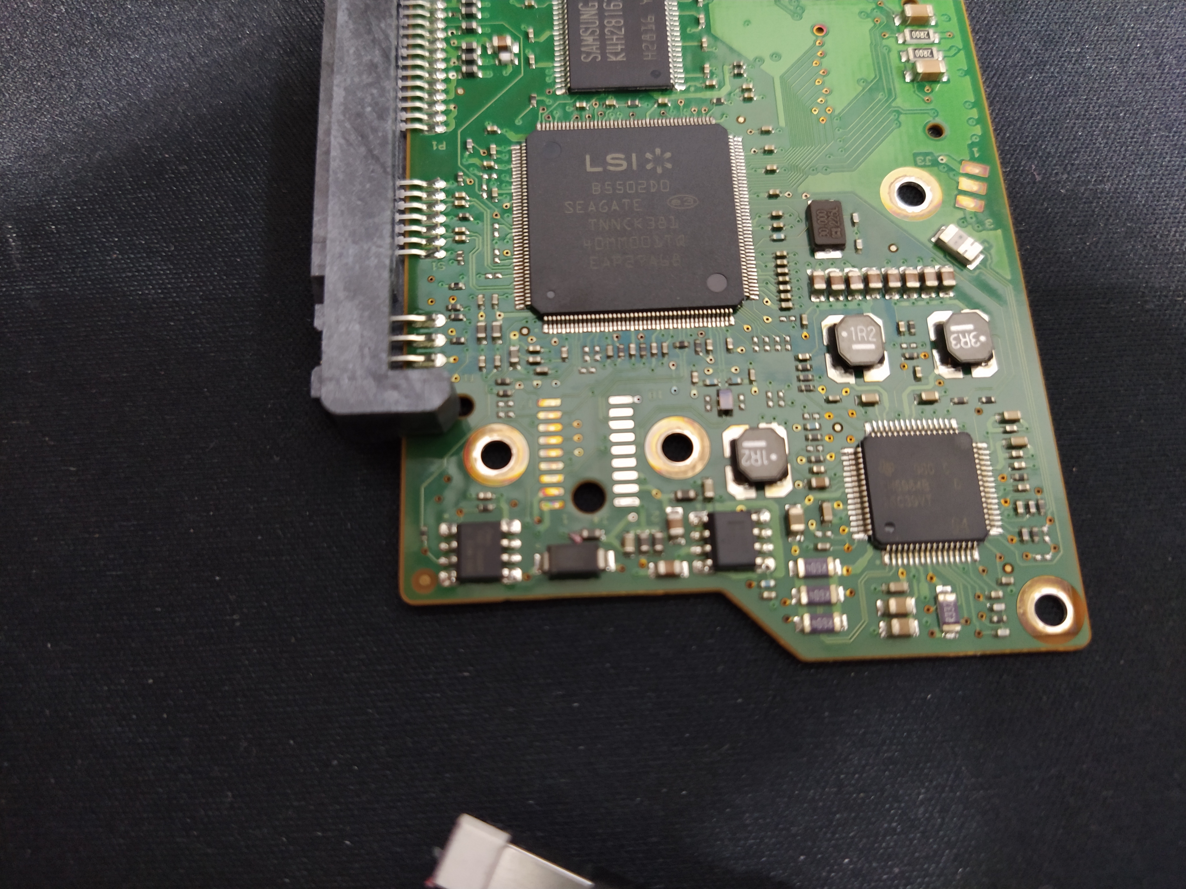 하드디스크 기판 (보드)에 있는 접속 부위