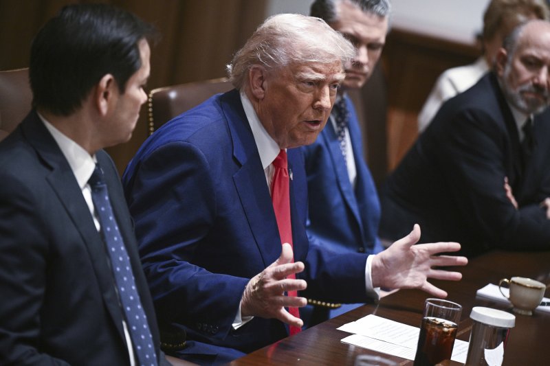 도널드 트럼프 미국 대통령이 지난 10일(현지시간) 미 워싱턴DC 백악관에서 각료회의를 열고 발언하는 모습.