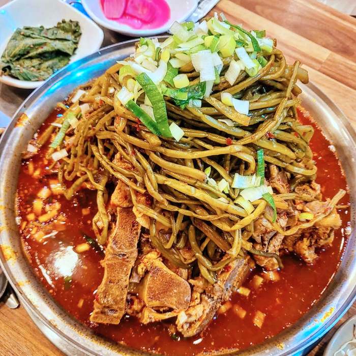 광주 맛집 추천 생방송투데이 감자탕을 덮은 산더미 고구마순 고구마순 감자탕 오늘방송 먹킷리스트