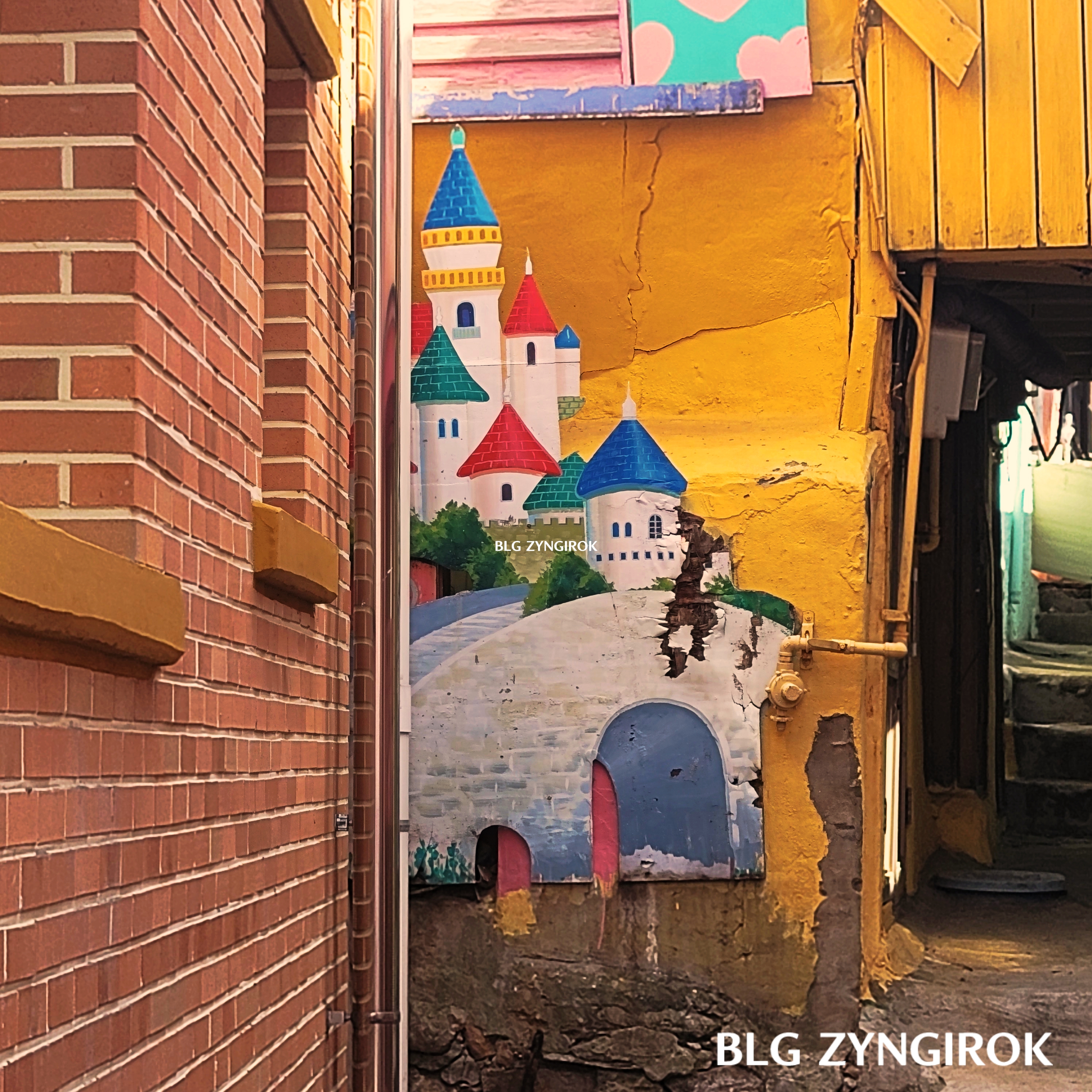 송월동 동화마을 골목에 조그맣게 그려진 성의 모습이다.