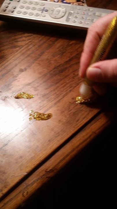 반짝이풀로 요정 발자국을 만드는 모습