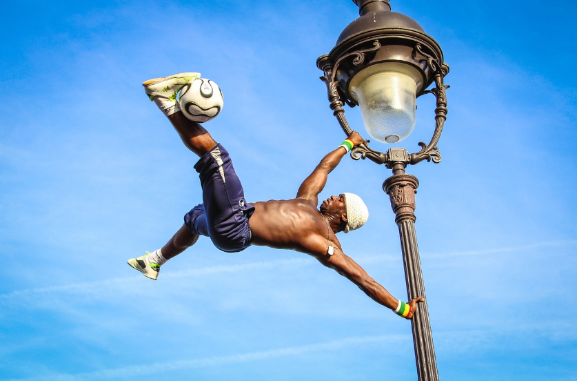 가로등 위 축구 아크로바틱