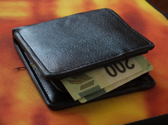 광주 한 택시에서 105억원의 수표가 든 지갑을 발견됐다. 그러나 해당 수표는 가짜인 것으로 밝혀졌다. 본 기사와 무관한 이미지. [사진=픽사베이]