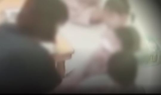 경기도 양주 한 어린이집 교사들이 3살 아이들을 지속적으로 학대해 온 정황이 드러나 경찰이 수사에 나섰다. 사진은 해당 어린이집 교사가 아이의 얼굴을 손으로 때리는 모습. [사진=YTN 보도화면 캡처]