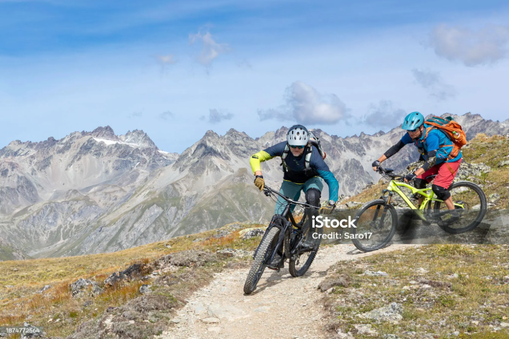 산악자전거를 타고있는 사람들