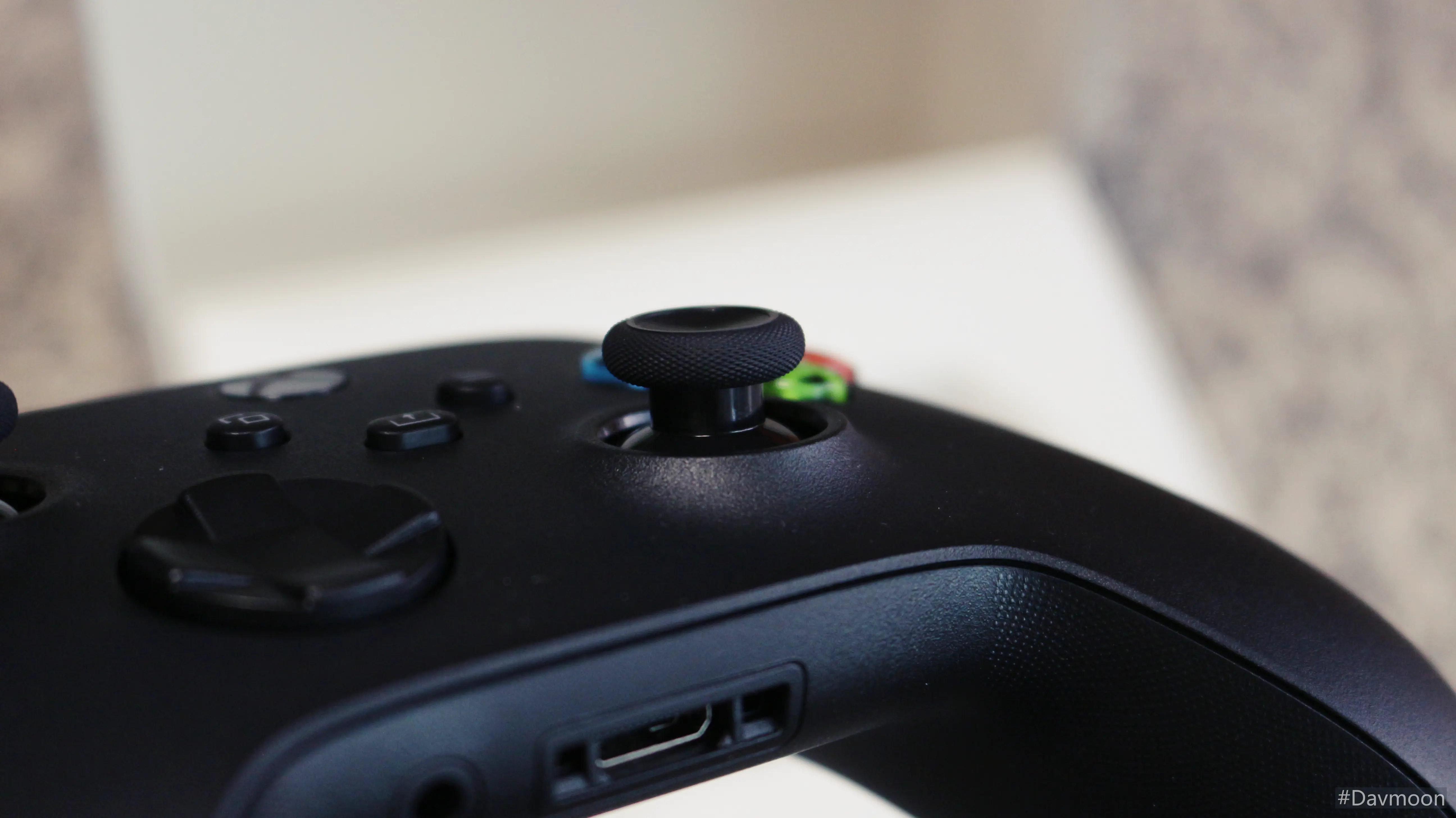 엑스박스 패드 유광 마감이 되어있는 스틱의 기둥부분