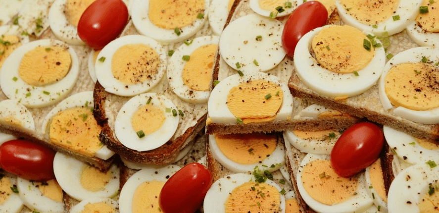 계란과 식빵은 단백질을 어느 정도 보충할 수 있다 단백질이 부족하면 손톱이 잘 부러지는 이유가 될 수 있다