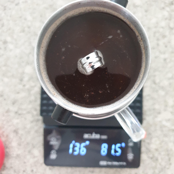 '베트남 핀'을 이용한 커피 추출 레시피: 물 붓기