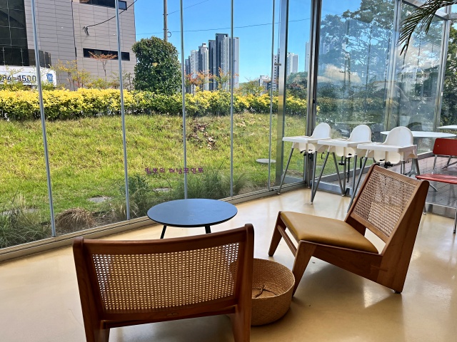 카페궁리-창가자리