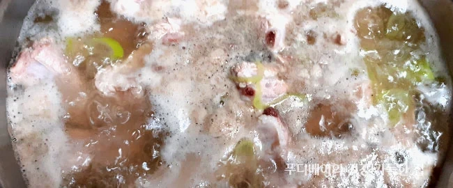 대파와-후추를-넣고-끓인-물에-돼지등갈비를-넣고-데치기