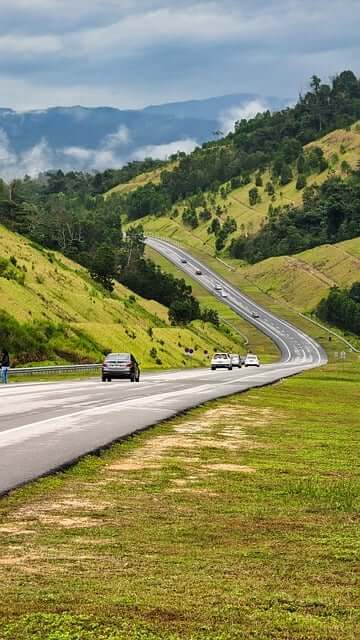 귀농을 상징하는 도시 탈출과 시골 입성 이미지