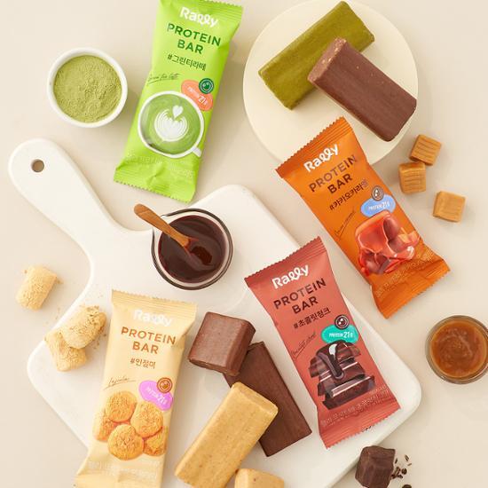 도마위에 셋팅된 프로틴바 네가지