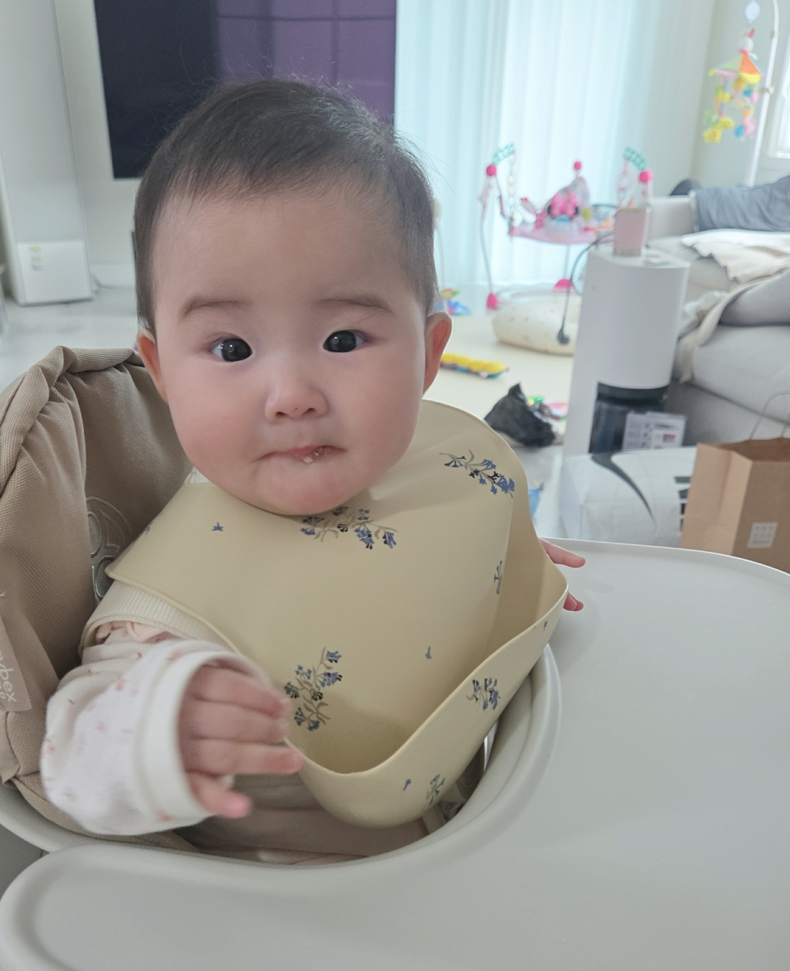 아기 변에 이유식 알갱이가 그대로 보여요